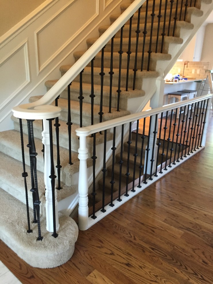 Идея дизайна: прямая металлическая лестница в классическом стиле с ступенями с ковровым покрытием и деревянными перилами