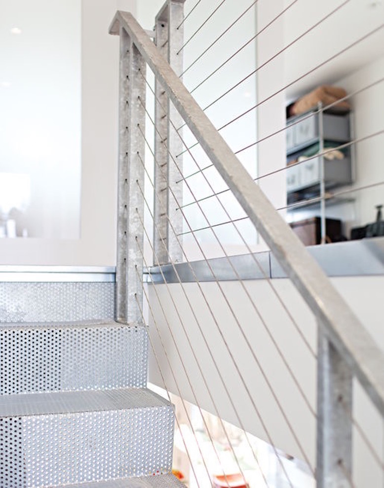Foto de escalera recta moderna pequeña con escalones de metal, contrahuellas de metal y barandilla de metal