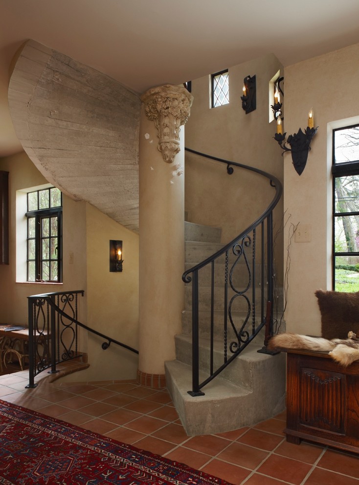 Пример оригинального дизайна: винтовая бетонная лестница среднего размера в средиземноморском стиле с бетонными ступенями и металлическими перилами