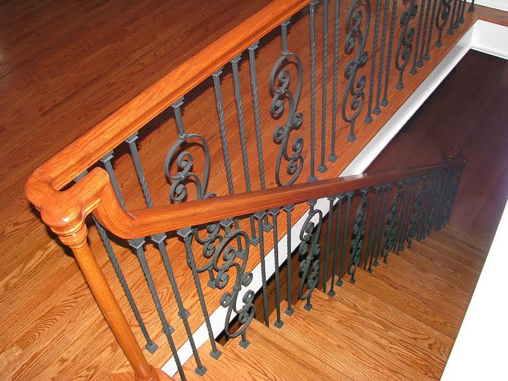 Imagen de escalera recta tradicional de tamaño medio con escalones de madera, contrahuellas de madera y barandilla de varios materiales