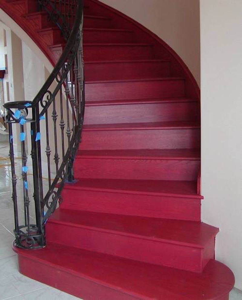 Idées déco pour un grand escalier peint courbe sud-ouest américain avec des marches en bois peint.