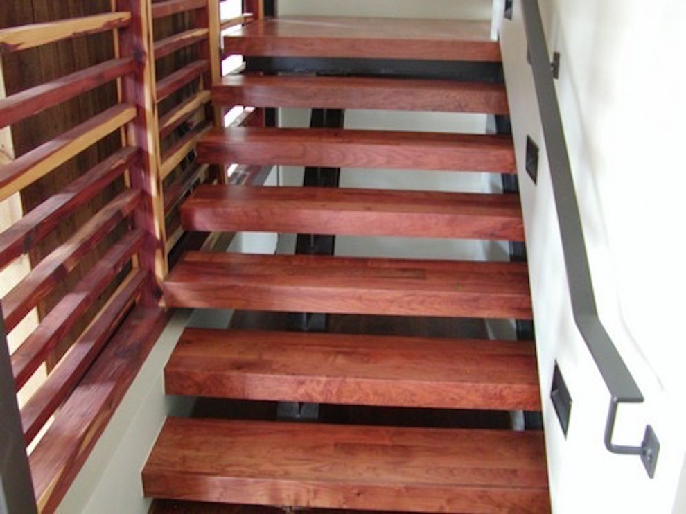 Стильный дизайн: прямая лестница среднего размера в современном стиле с деревянными ступенями без подступенок - последний тренд