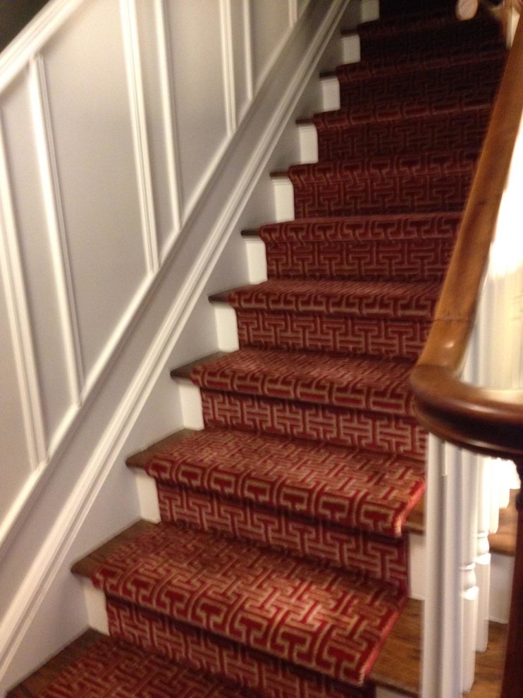 На фото: прямая деревянная лестница среднего размера в классическом стиле с ступенями с ковровым покрытием с