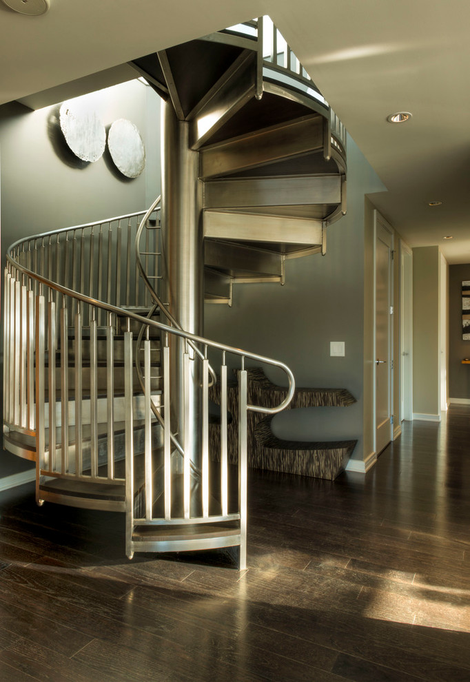 Ejemplo de escalera de caracol contemporánea con escalones de madera y contrahuellas de metal