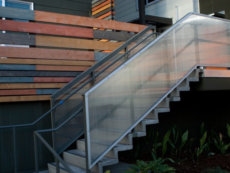 Idées déco pour un escalier droit industriel en béton de taille moyenne avec des contremarches en béton et un garde-corps en métal.