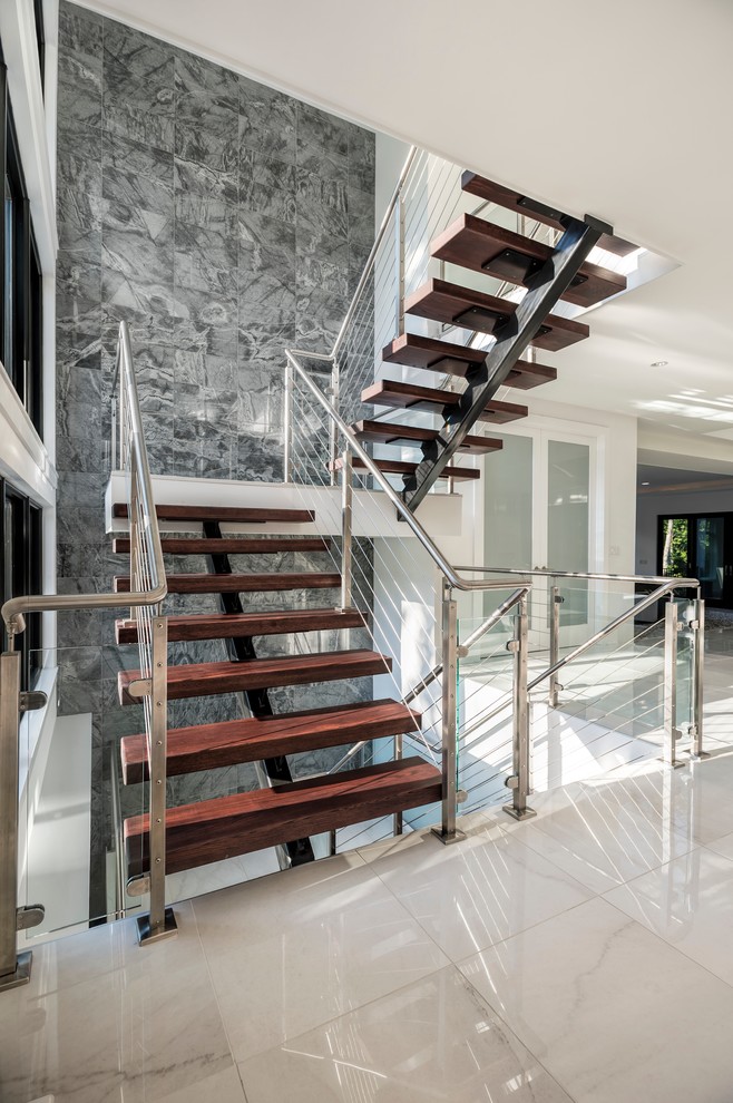 Стильный дизайн: большая п-образная лестница в современном стиле с деревянными ступенями без подступенок - последний тренд