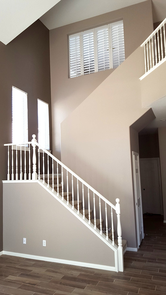 Стильный дизайн: угловая деревянная лестница среднего размера в классическом стиле с ступенями с ковровым покрытием - последний тренд