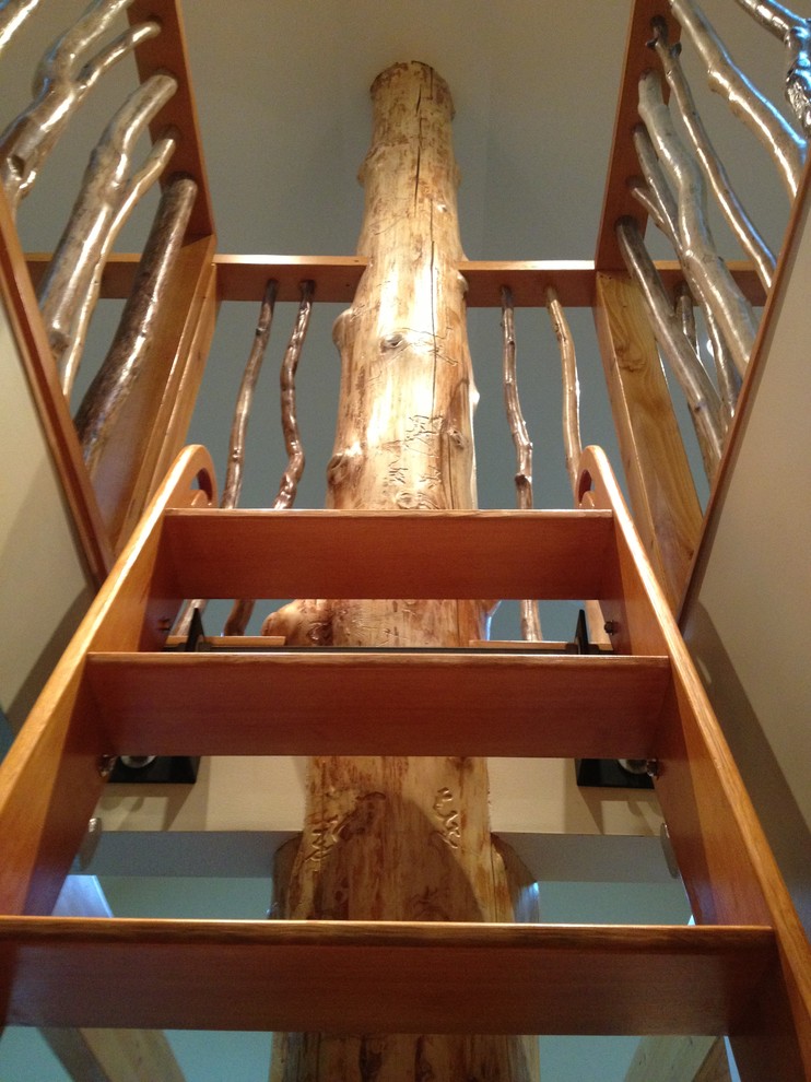 Foto de escalera recta rural de tamaño medio sin contrahuella con escalones de madera