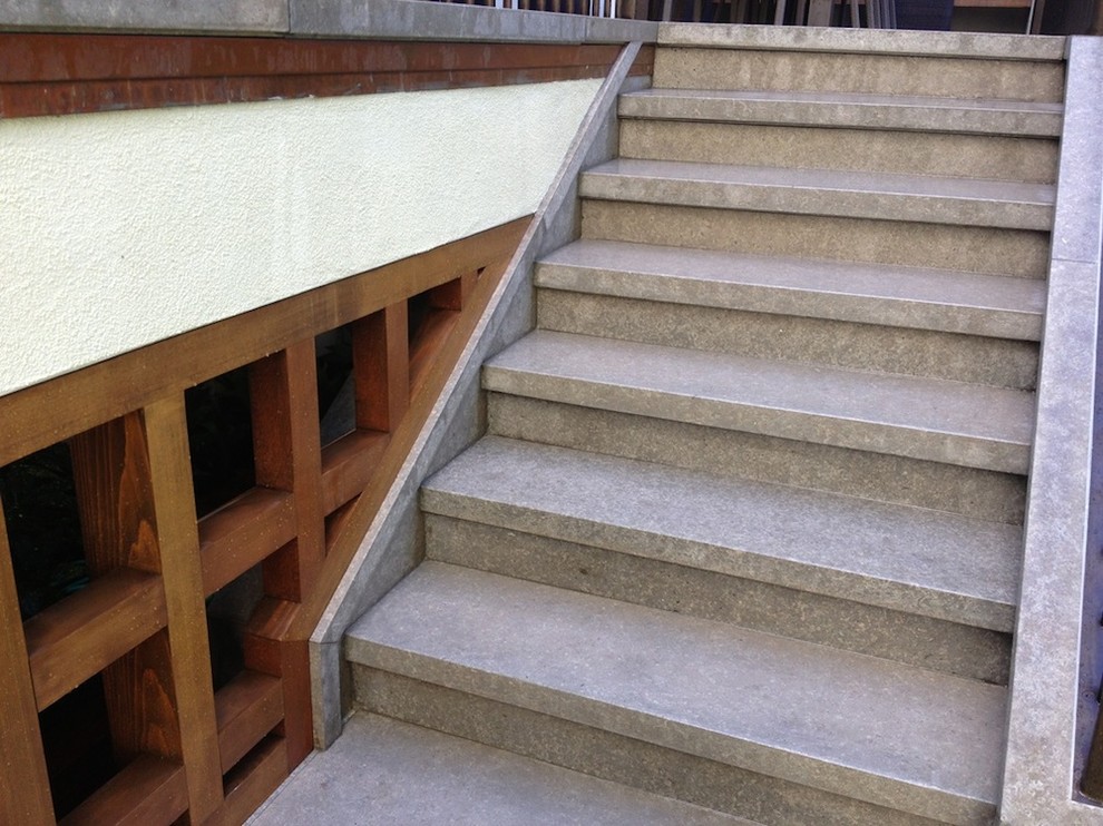 Imagen de escalera recta tradicional pequeña con escalones de hormigón y contrahuellas de hormigón