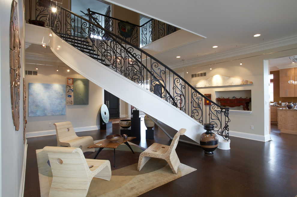 Источник вдохновения для домашнего уюта: большая лестница на больцах в современном стиле с крашенными деревянными ступенями