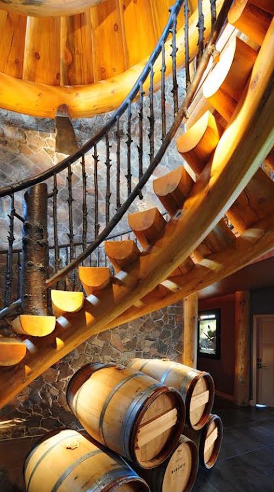 シアトルにあるラグジュアリーな広いラスティックスタイルのおしゃれな階段 (金属の手すり) の写真