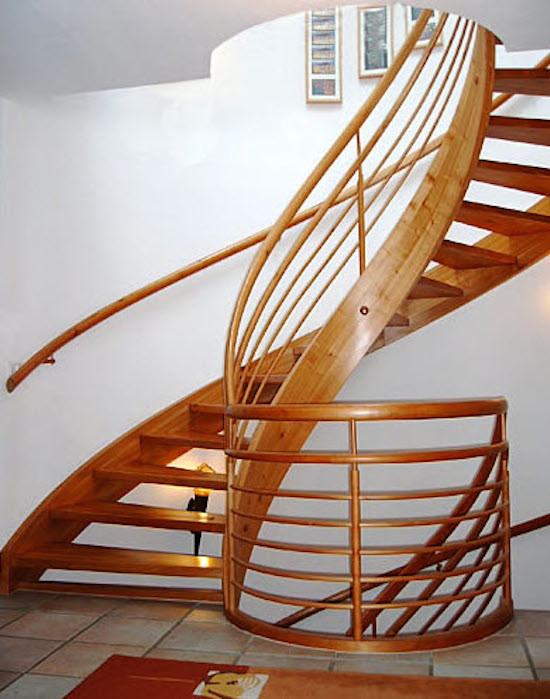 Diseño de escalera de caracol moderna grande sin contrahuella con escalones de madera