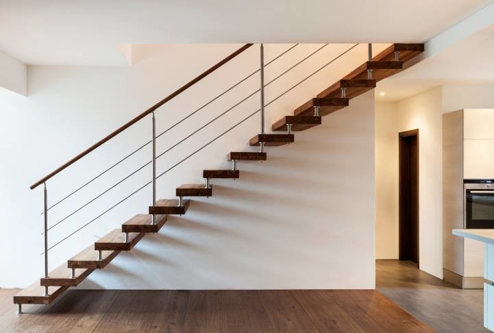 Стильный дизайн: прямая деревянная лестница среднего размера в классическом стиле с металлическими ступенями - последний тренд