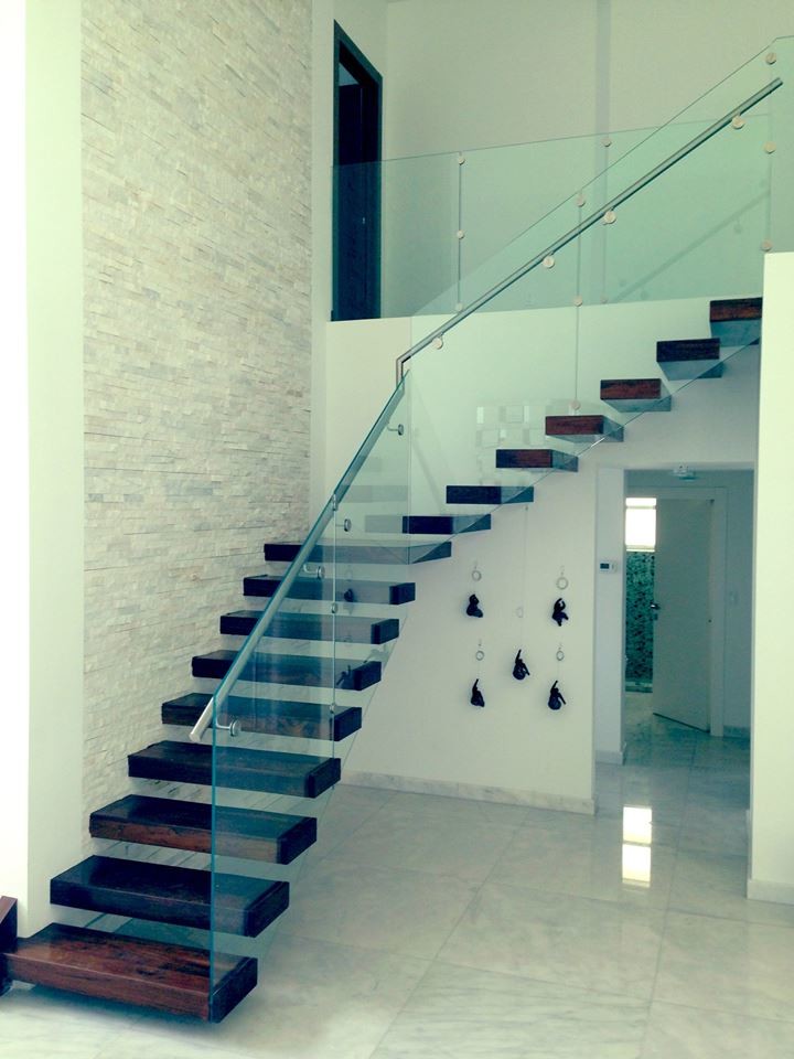 Modelo de escalera en L clásica renovada extra grande con escalones de madera y contrahuellas de vidrio