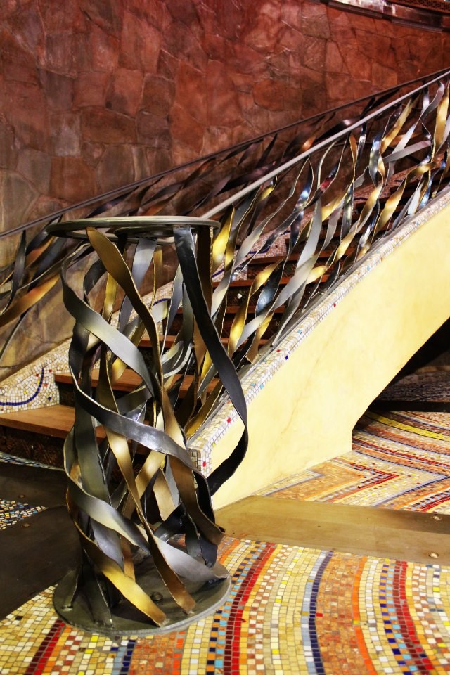 Diseño de escalera de caracol de tamaño medio con escalones de metal y contrahuellas de hormigón