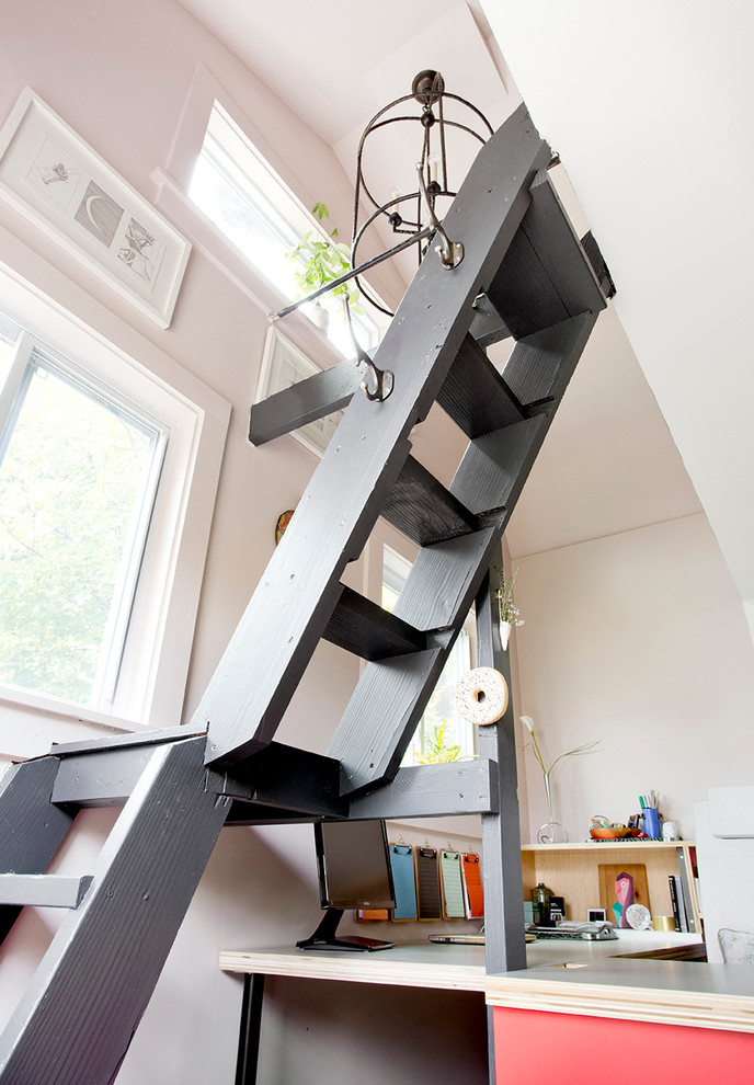 На фото: маленькая угловая лестница в стиле модернизм с крашенными деревянными ступенями для на участке и в саду с