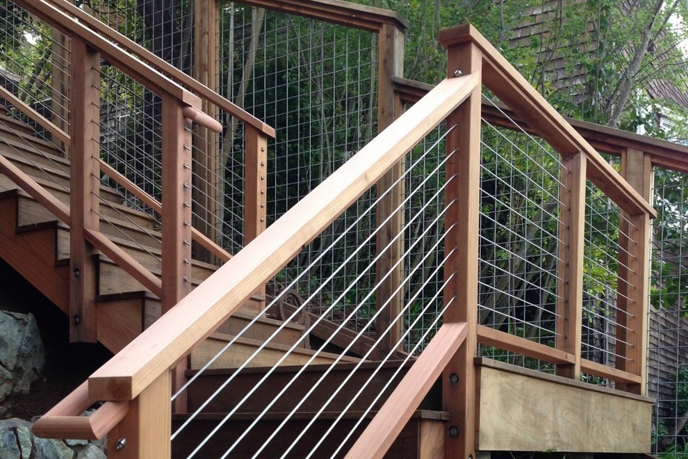 Идея дизайна: большая угловая деревянная лестница в современном стиле с деревянными ступенями и перилами из смешанных материалов