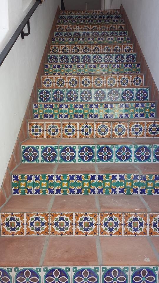 На фото: прямая лестница в стиле фьюжн с ступенями из плитки и подступенками из плитки с