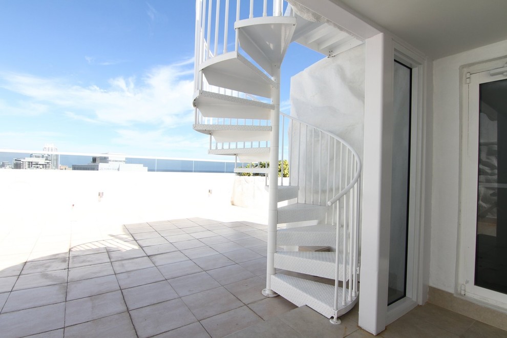 マイアミにあるお手頃価格の小さなビーチスタイルのおしゃれな階段の写真