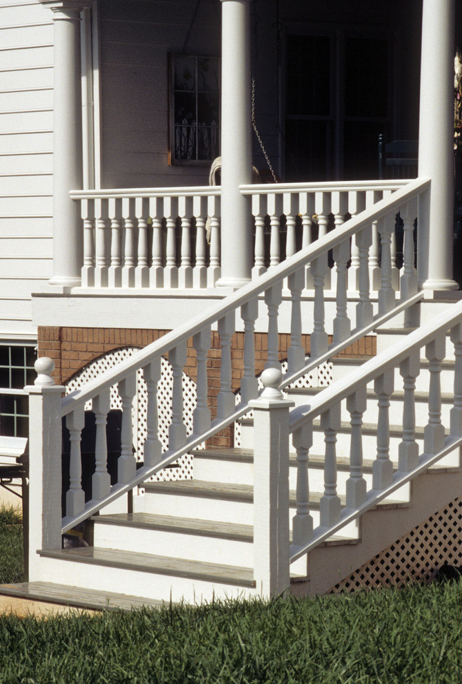 На фото: лестница в классическом стиле с деревянными ступенями и крашенными деревянными подступенками