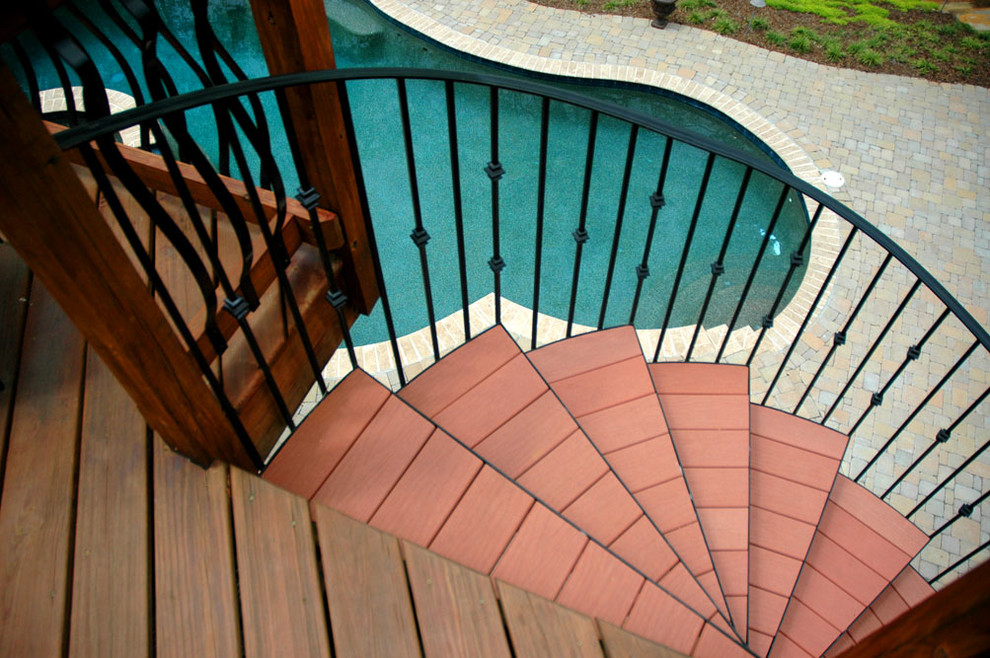 Cette image montre un escalier hélicoïdal traditionnel.
