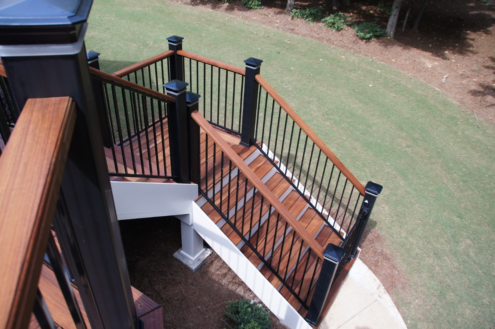 Ejemplo de escalera exterior clásica con escalones de madera y contrahuellas de madera pintada