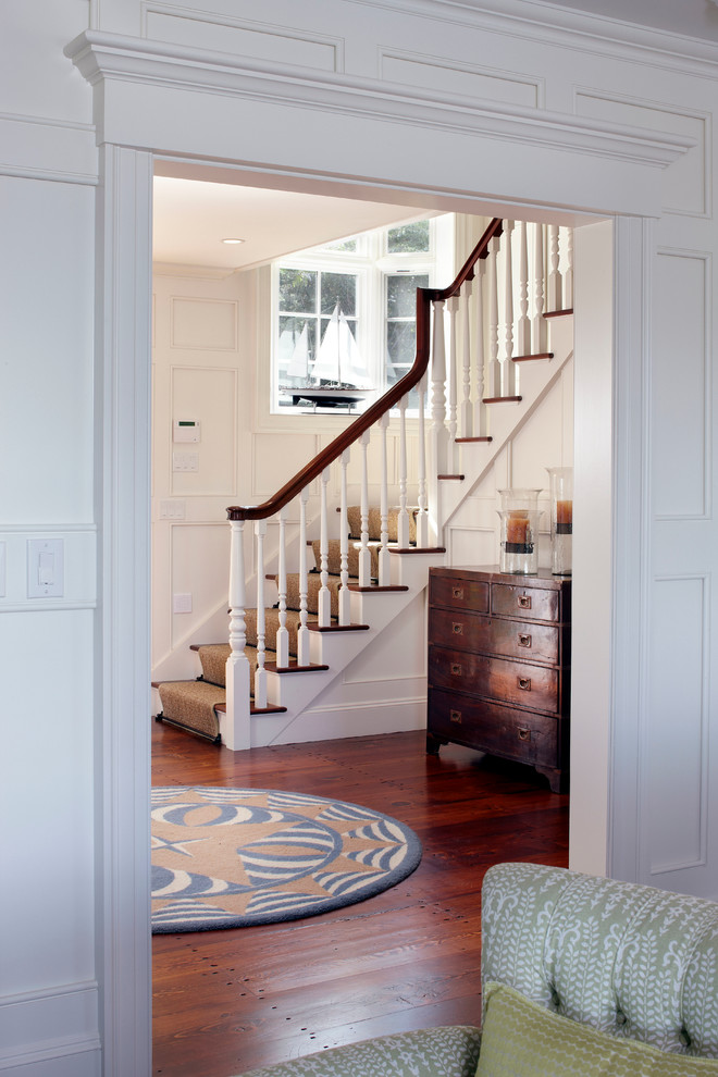 Cette image montre un petit escalier peint droit marin avec des marches en bois.