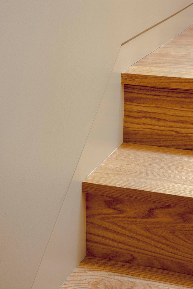 Foto de escalera en L contemporánea de tamaño medio con escalones de madera y contrahuellas de madera