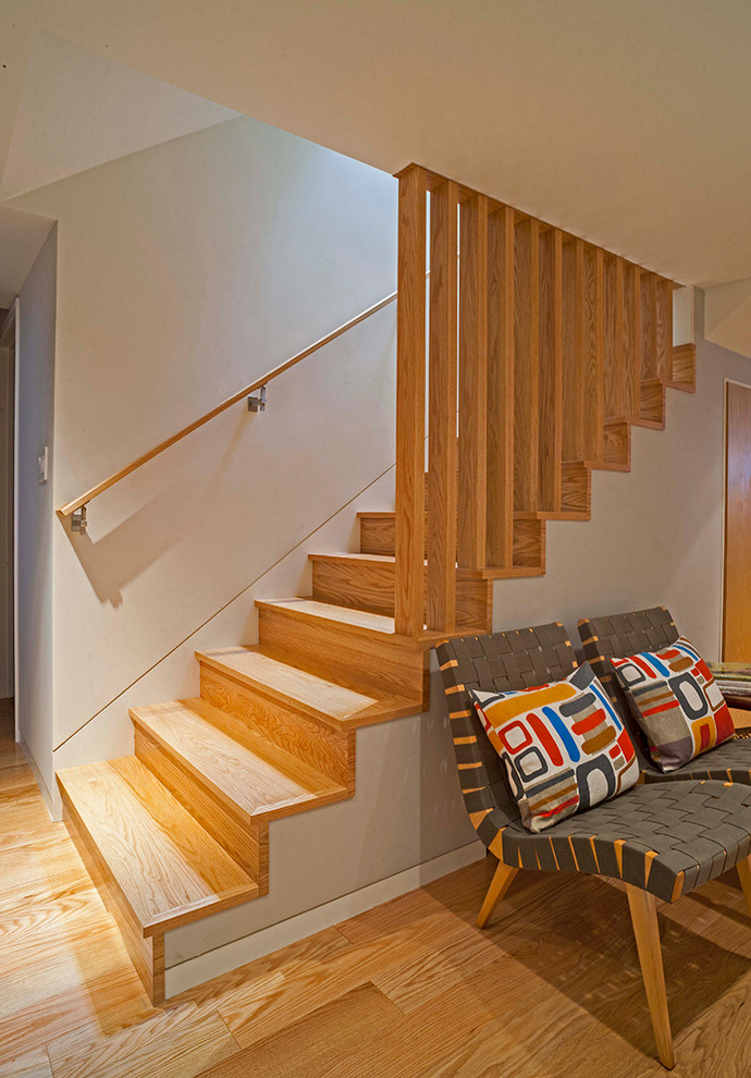 Ejemplo de escalera en L clásica renovada de tamaño medio con escalones de madera y contrahuellas de madera