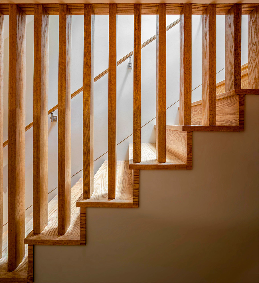 Foto de escalera en L tradicional renovada de tamaño medio con escalones de madera y contrahuellas de madera