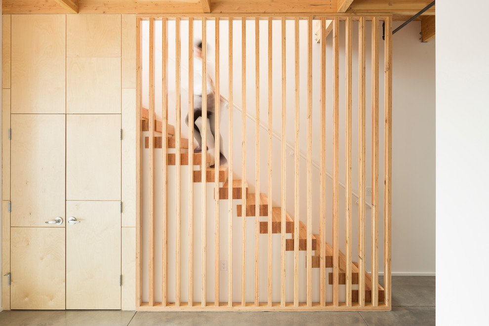 Стильный дизайн: прямая лестница в стиле лофт с деревянными ступенями - последний тренд