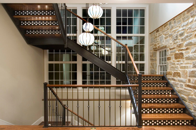 Idées déco pour un escalier flottant contemporain avec des marches en bois et des contremarches en métal.
