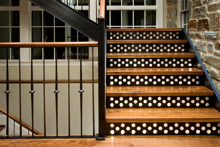 Cette photo montre un escalier flottant tendance avec des marches en bois et des contremarches en métal.