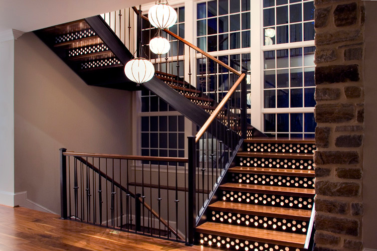 Diseño de escalera suspendida contemporánea con escalones de madera y contrahuellas de metal