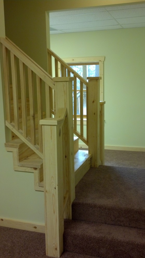 Réalisation d'un escalier craftsman avec des marches en bois et des contremarches en bois.