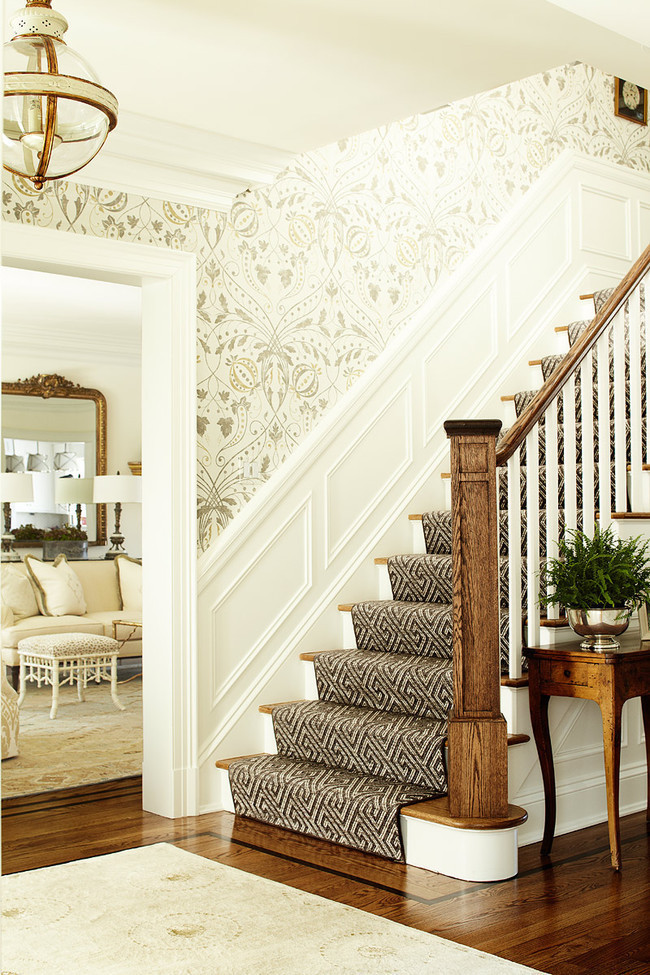 Imagen de escalera recta tradicional renovada de tamaño medio con escalones de madera y contrahuellas de madera pintada