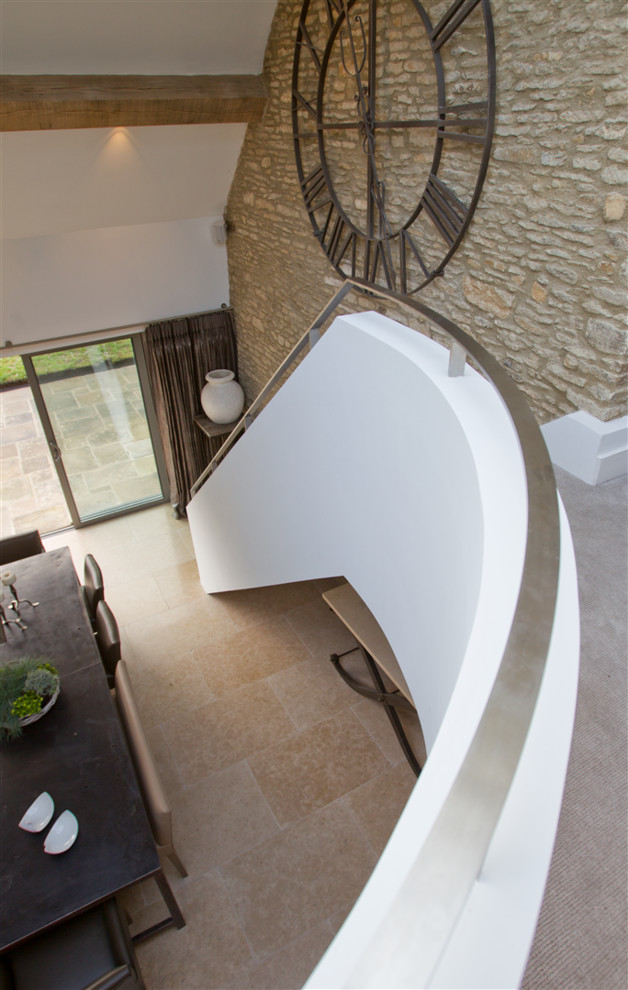 Свежая идея для дизайна: изогнутая лестница среднего размера в современном стиле с ступенями с ковровым покрытием и ковровыми подступенками - отличное фото интерьера