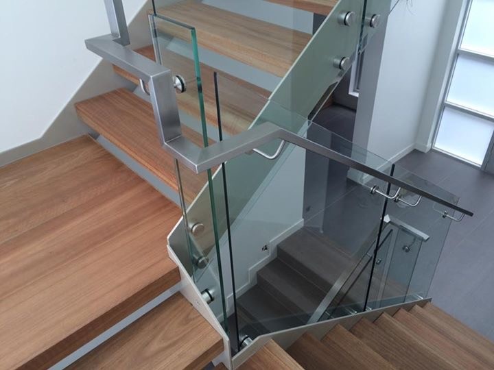 Modelo de escalera en U contemporánea grande sin contrahuella con escalones de madera