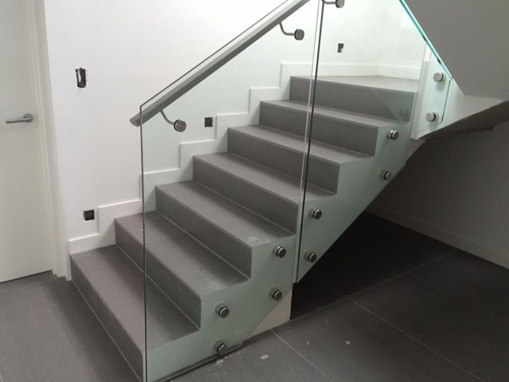 Diseño de escalera en U contemporánea grande con escalones con baldosas y contrahuellas con baldosas y/o azulejos