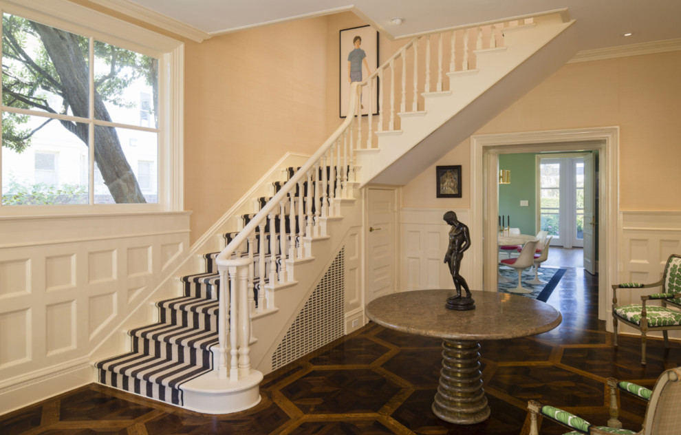 Inspiration för stora klassiska l-trappor, med heltäckningsmatta, sättsteg i målat trä och räcke i trä