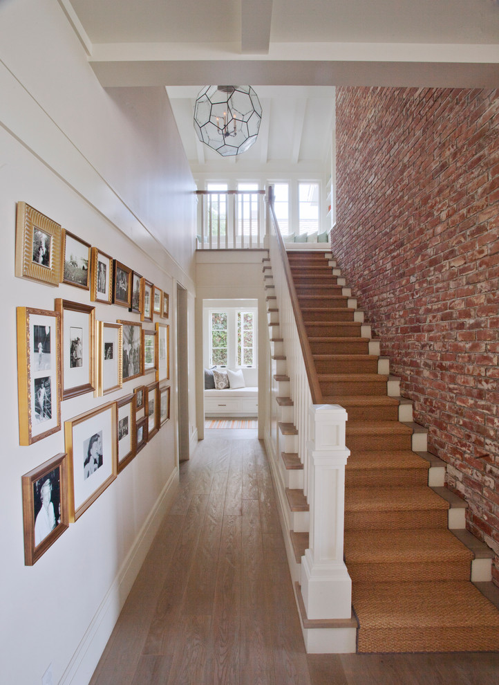Idées déco pour un grand escalier peint droit industriel avec des marches en bois et un garde-corps en bois.