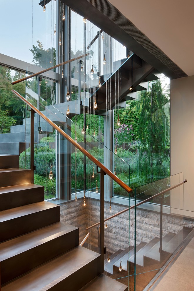 Diseño de escalera actual con escalones de metal