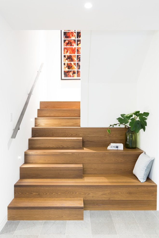 Источник вдохновения для домашнего уюта: угловая деревянная лестница среднего размера в современном стиле с металлическими перилами и деревянными ступенями