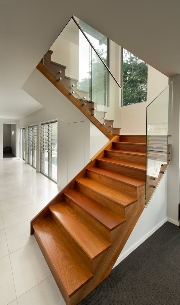 Große Moderne Holztreppe in U-Form mit Holz-Setzstufen und Stahlgeländer in Sunshine Coast