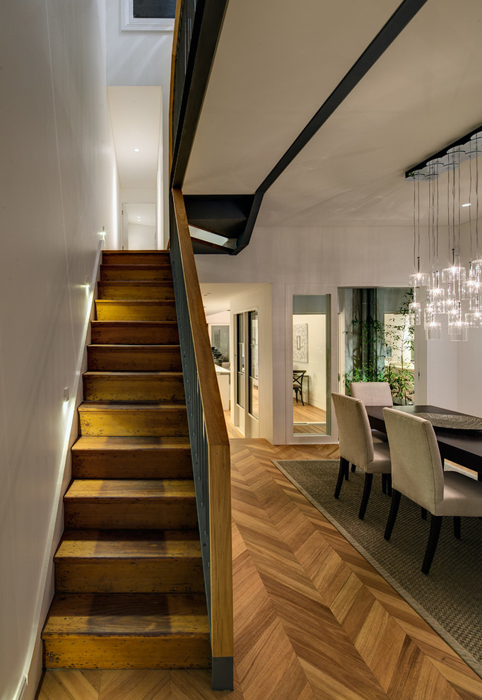 Imagen de escalera recta minimalista pequeña con escalones de madera y contrahuellas de madera
