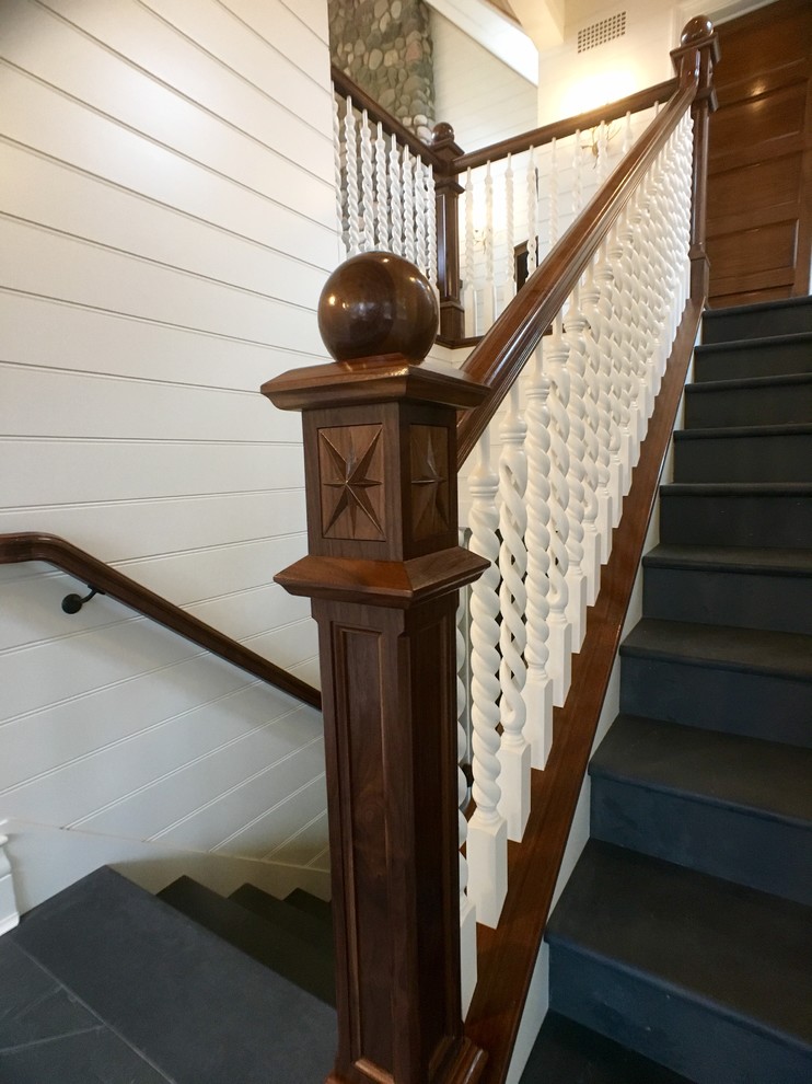 Cette image montre un escalier traditionnel en U de taille moyenne.