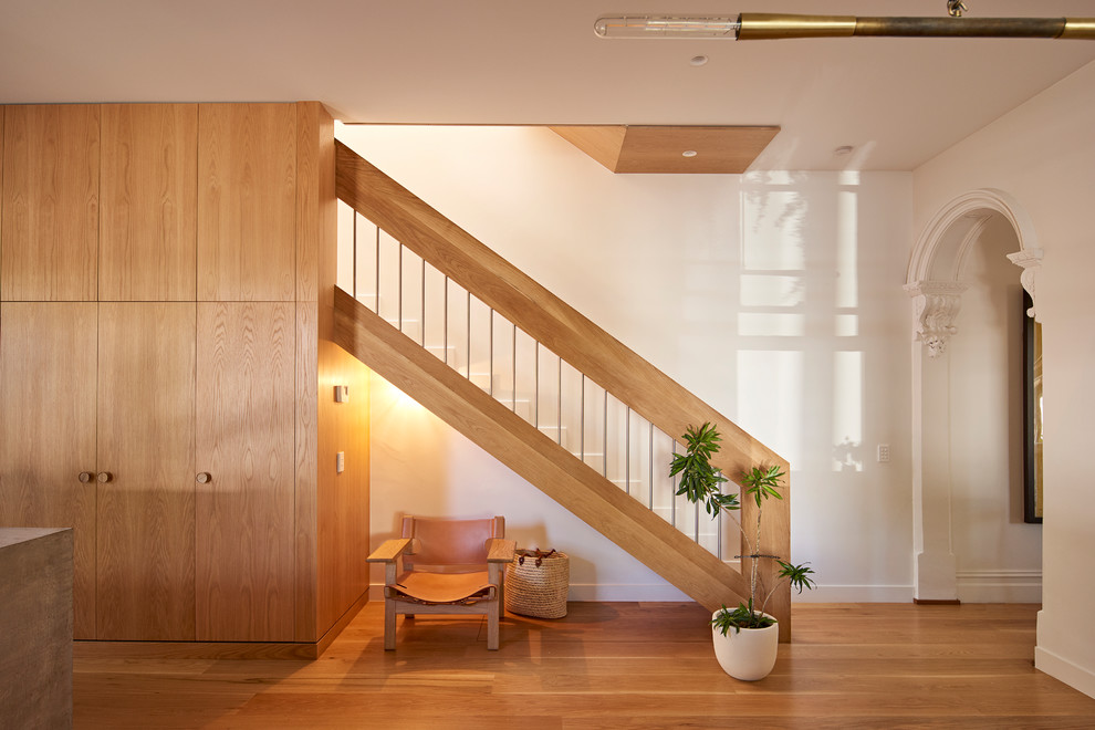 Foto de escalera recta actual de tamaño medio sin contrahuella con escalones de madera y barandilla de varios materiales
