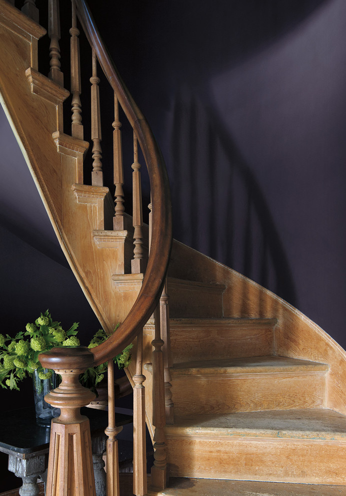 Diseño de escalera curva clásica de tamaño medio con escalones de madera y contrahuellas de madera