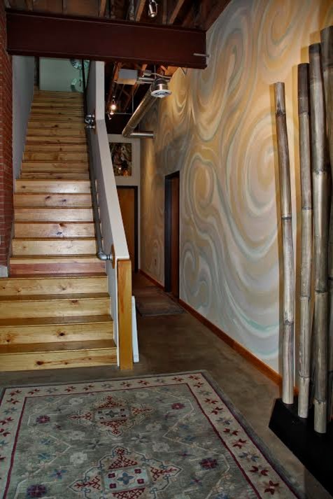На фото: большая прямая деревянная лестница в стиле рустика с деревянными ступенями и металлическими перилами