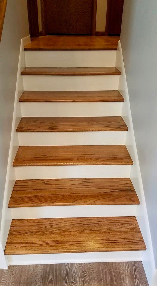 Imagen de escalera recta tradicional pequeña con escalones de madera y contrahuellas de madera pintada